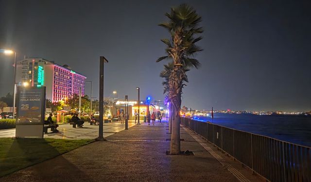 Konyaaltı Sahili karanlığa gömüldü