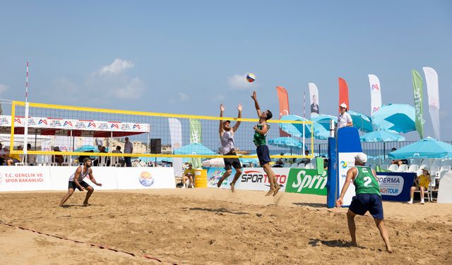 Mersin'de plaj voleybolu heyecanı başladı
