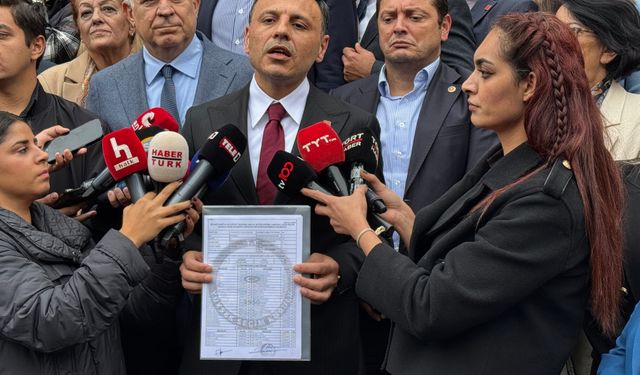 CHP İstanbul İl Başkanı Özgür Çelik mazbatasını aldı
