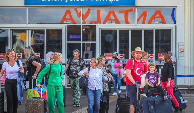 Yaz sezonunda Antalya'ya 11,7 milyon turist geldi