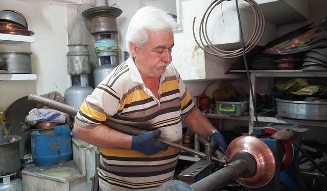 Baba mesleği ve ata mirası bakırcılığı 54 yıldır yapıyor