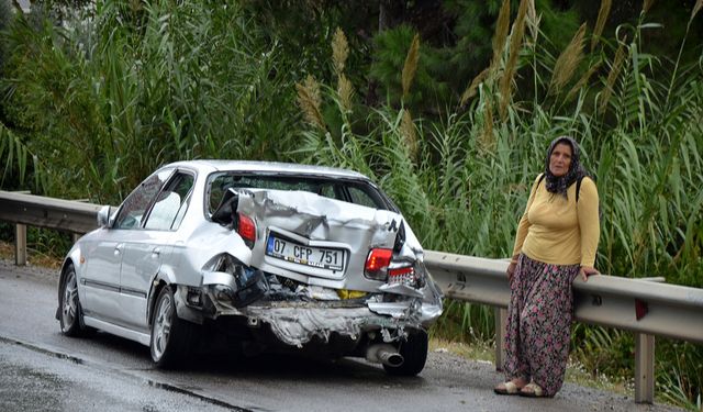 Antalya'da 4 aracın karıştığı zincirleme kazada 2 turist yaralandı