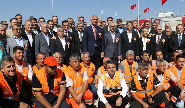 Bakan Uraloğlu: "Antalya'ya her zaman eserle geldik"