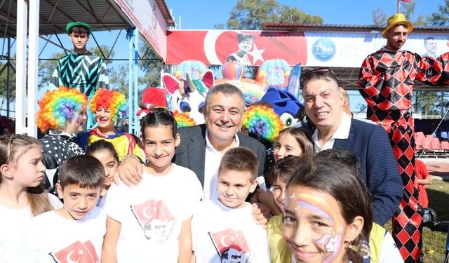 Aksu'da 29 Ekim'e özel şenlik... Çocuklar doyasıya bayramı yaşadı