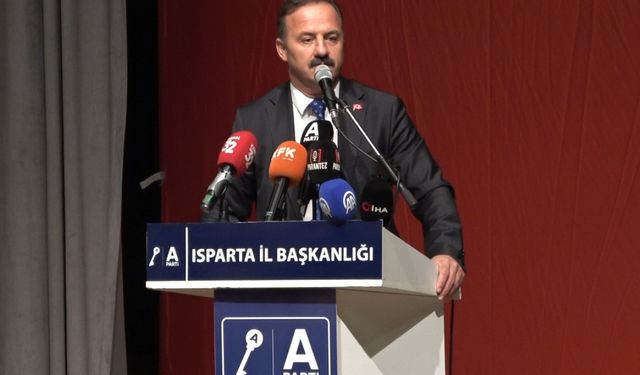 Anahtar Parti Genel Başkanı Ağıralioğlu, kürsüde depreme yakalandı