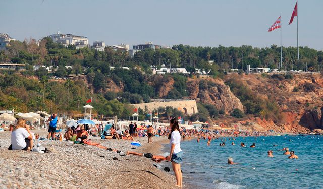 Türkiye kışı yaşarken, Antalya deniz keyfi yapıyor