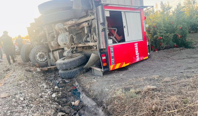 Antalya'da yangına giden itfaiye aracı devrildi