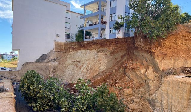 Antalya'da bir evi tahliye ettiren inşaat temelinde ikinci toprak kayması