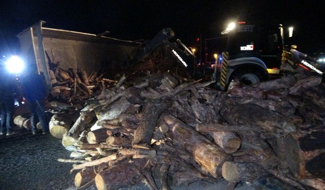 Antalya’da trafiği durduran kaza… Odun yüklü kamyon devrildi