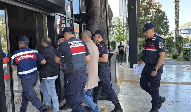 Antalya’da sahte pasaportla 24 milyon liralık arsa vurgunu yapan 6 şüpheliden 5'i tutuklandı