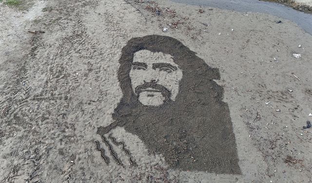 İranlı sanatçı Alanya sahilinde kumlara Barış Manço’yu resmetti