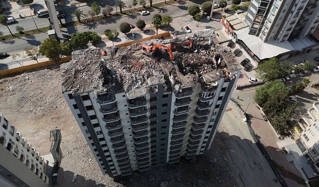 Depremde hasar alan binaların yıkımı devam ediyor… Vatandaş her yıkım işleminde o anı hatırlıyor