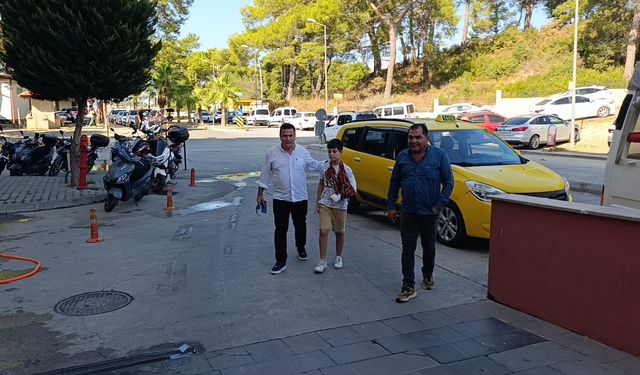 Düşüp kolunu kıran çocuğu taksi şoföründen yardım