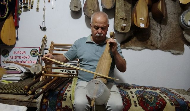 Eskiciler ve hurdacılardan topladığı yüzlerce sazla koleksiyon yapıyor