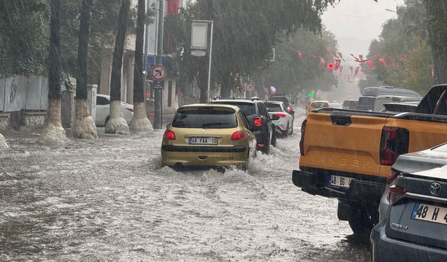 Fethiye’de sağanak yağış nedeniyle ev ve iş yerleri sular altında kaldı