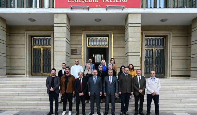 Eskişehir Valisi Hüseyin Aksoy gazetecilerinlarını teslim etti