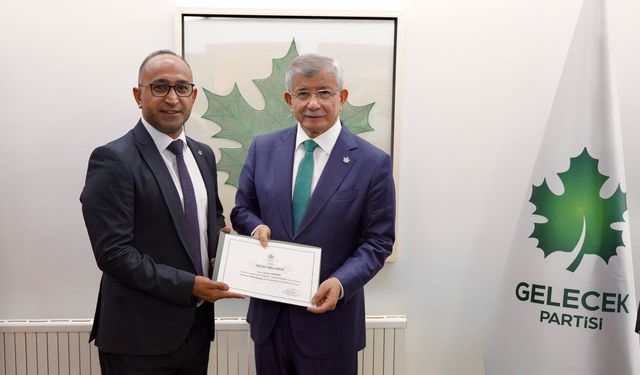 Gelecek Partisi yeniden harekete geçti! Yeni atananlara rozeti Davutoğlu taktı