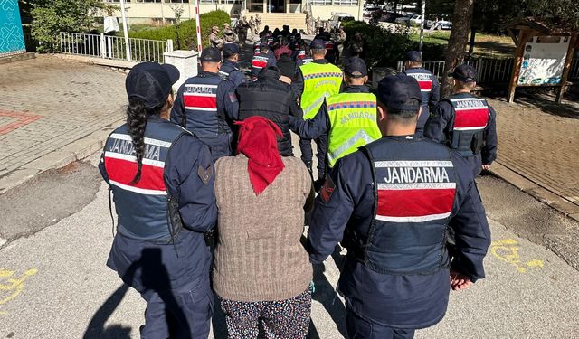 ‘Kaçarlar' şebekesinin 9 üyesi jandarmadan kaçamadı