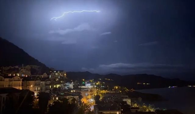 Kaş'ta şimşekler geceyi aydınlattı