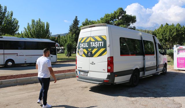 UKOME ekipleri servis araçlarını inceliyor