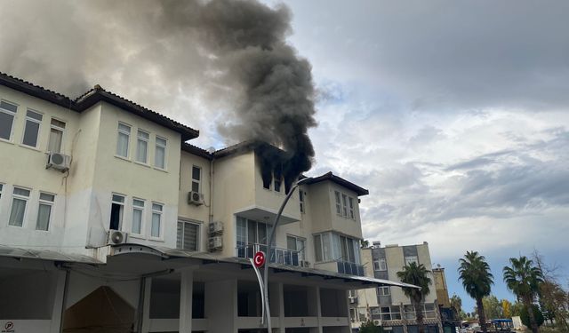 Antalya’da yürekler ağza geldi... Apartman dairesi alev alev yandı