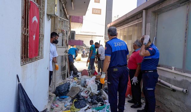 Akıllara durgunluk veren manzara… Çöp evden 28 ton çöp çıktı