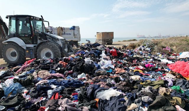 Mersin sahilinde tepki çeken görüntü! Tonlarca tekstil atığı sahile döküldü