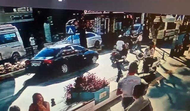 Yaya geçidinde ölüm teğet geçti , o anlar güvenlik kamerasına yansıdı