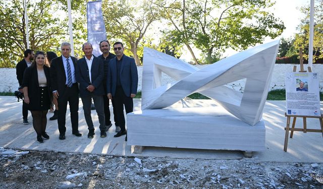 Kuşadası’nda 30 ton mermer "adalet" temasıyla yontuldu