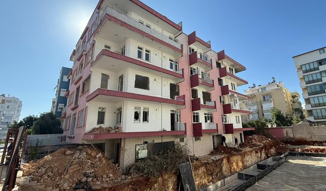 4 katlı metruk binada yangın çıktı