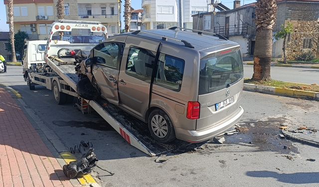 Antalya'da palmiye ağacına çarpan aracın sürücüsü yaralandı