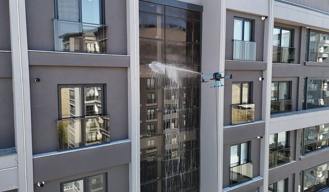 Adana’da cam temizliğine yeni soluk: Dronlar camcı oldu