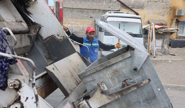 Akdeniz’de çöp konteynerleri yıkanıp dezenfekte ediliyor