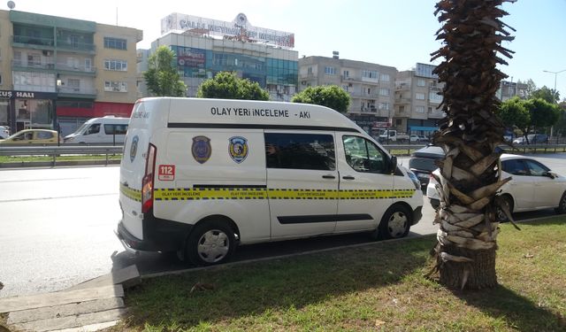 Antalya parkında dehşet! Yoldan geçen adam bıçaklandı