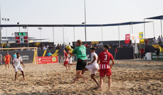 Alanya Belediyespor plaj futbolunda Türkiye Şampiyonu oldu