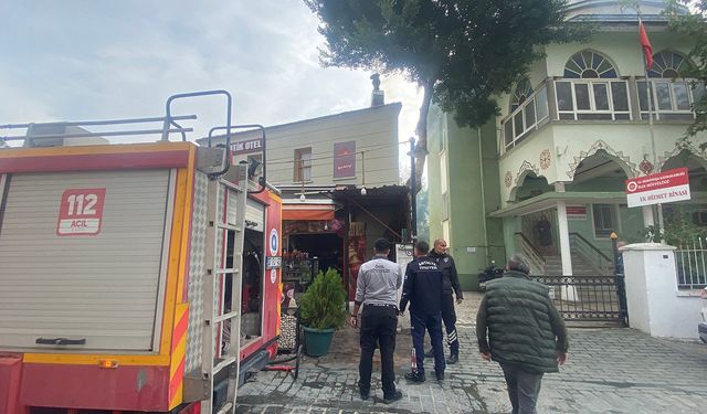 Antalya'da restoran bacasındaki yangın sokağı dumana boğdu
