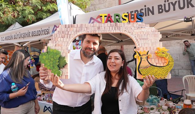 Belediye başkanı stantları gezip satış yaptı