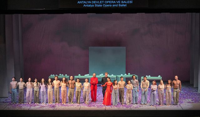 Bir yaz gecesi rüyası büyülemeye devam ediyor