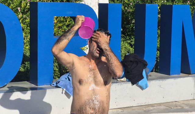 Bodrum'da ilginç susuzluk eylemi: Meydanda duş aldı