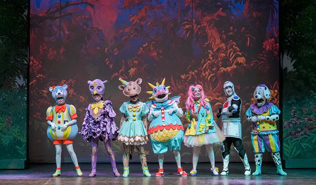 ‘Dino Ormanı’ ile miniklerin neşeli sesleri sahneyi doldurdu