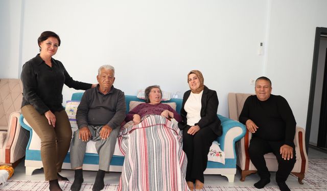 Emine Yıldırım'dan hastalara moral ziyareti