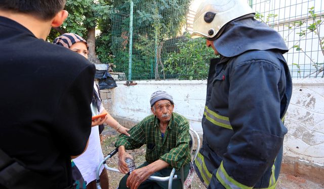 Evde çıkan yangında yaşlı çiftin yardımına komşuları koştu