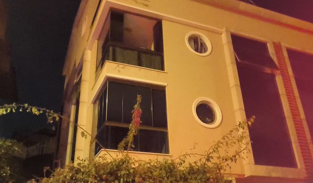 Evde yakılan mumlar binada paniğe neden oldu