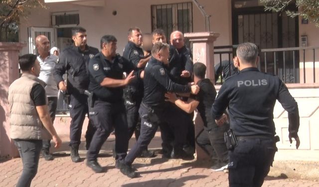 Evi yakmaya çalıştı, eşyaları sokağa fırlattı