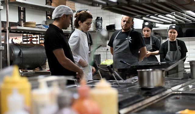 Muratpaşa Belediyesi 50 işletmeye hijyen ve güvenlik bilgilendirmesi yaptı