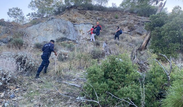Kemer’de dağlık alanda mahsur kaldı, 1 saatlik çalışmayla kurtuldu