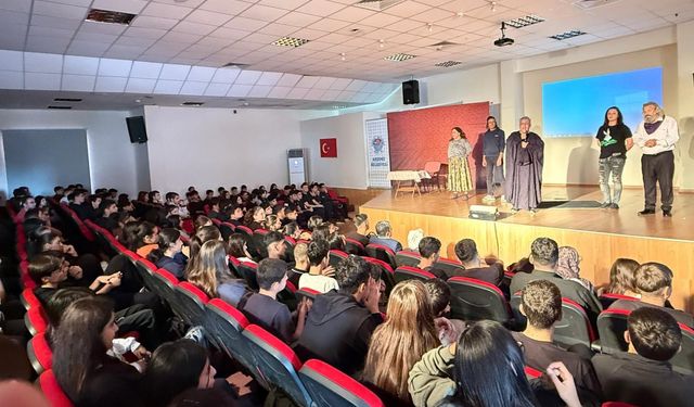 Mersin'de 'Madde bağımlılığı' konulu tiyatro büyük ilgi gördü