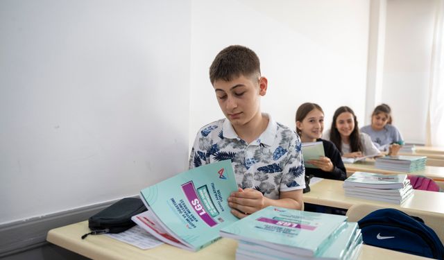 Mersin Büyükşehir Belediyesi’nden eğitime tam destek… 5 bin öğrenciye ücretsiz kitap dağıtıldı