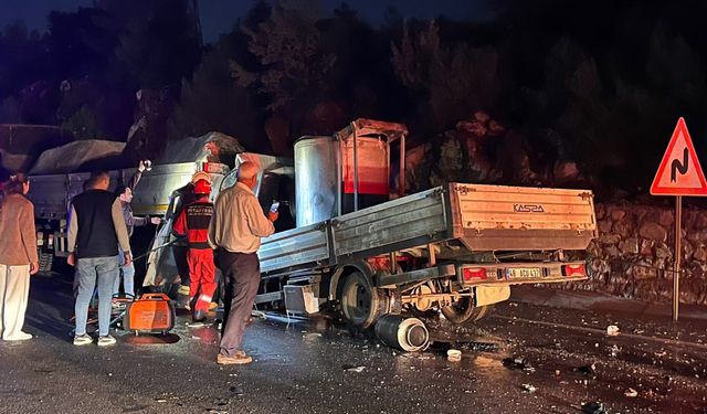 Milas-Yatağan karayolunda feci kaza... Sürücü sıkıştığı yerde can verdi