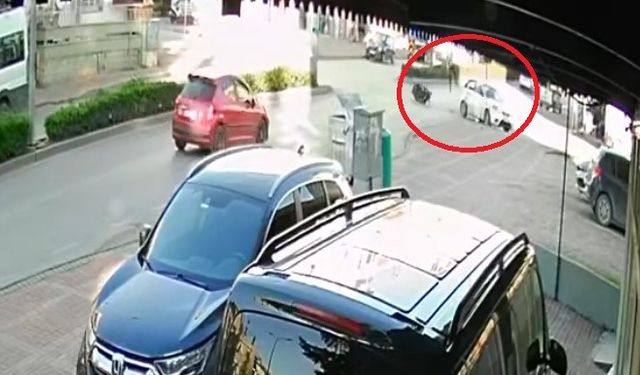 Otomobille çarpışan motosikletli, havaya savrulup yola düştü